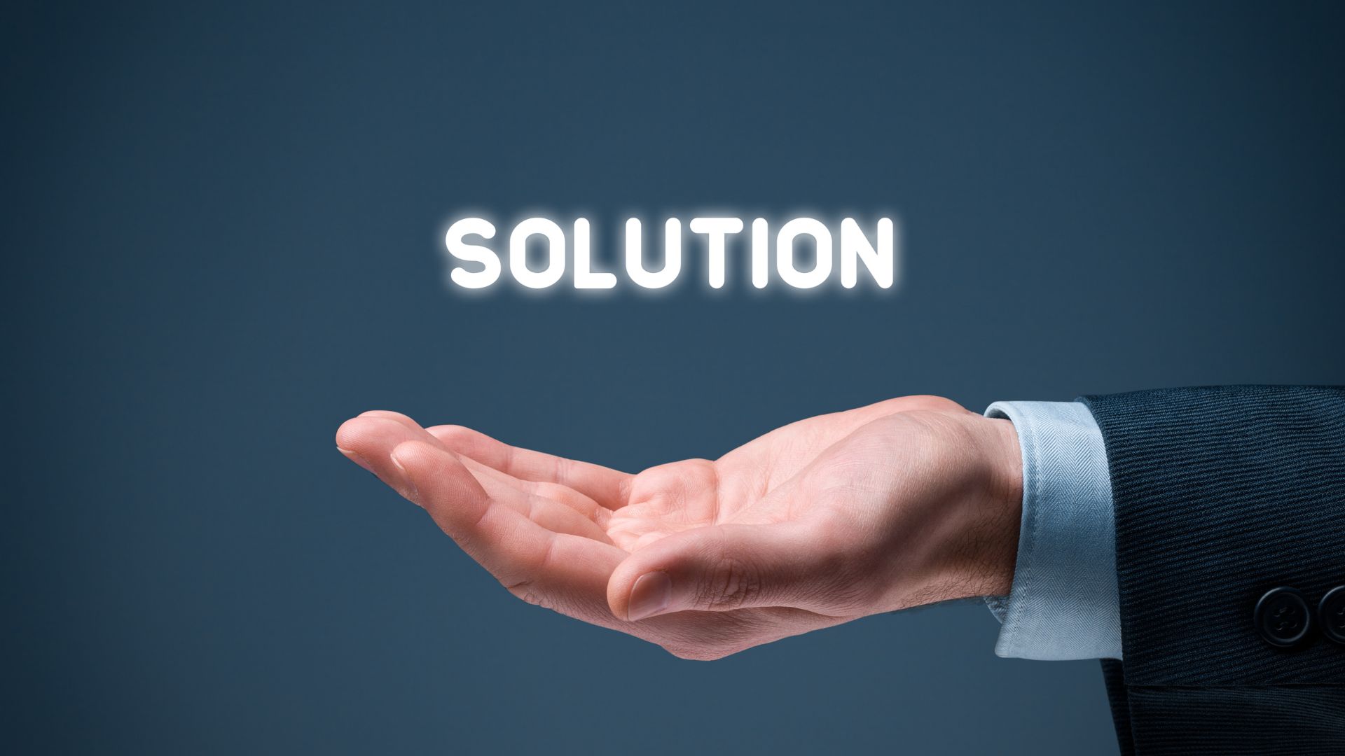 een hand waar de tekst solution boven zweeft. Dit duidt aan dat automatisch anonimiseren de oplossing is